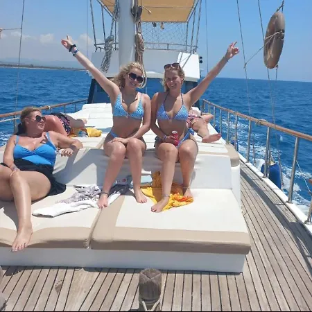 Vip Boat Botel Side